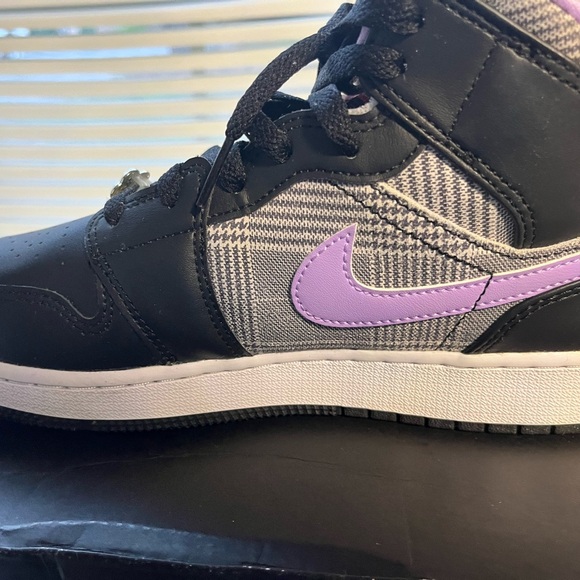 Air Jordan 1 Mid SE (GS) - Picture 9 of 16